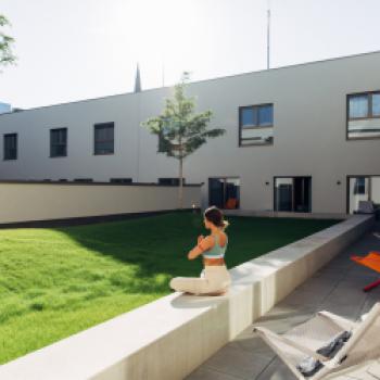 Der begrünte Innenhof auf dem Dach bietet eine grüne Oase vor der eigenen Terrassentür - (c) Daniel Zangerl