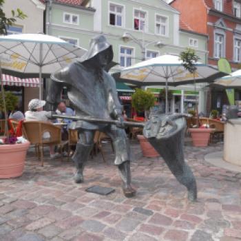 Der Marktplatz von Ueckermünde mit seinen Kaffeehäusern und Gaststuben ist ein beliebter Treffpunkt für Bewohner und Reisende. Die Fischerfigur erinnert an glorreiche Fangzeiten - (c) Herbert Barnehl