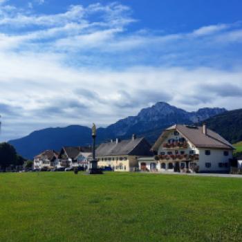 Das malerische Örtchen Anger vor den Chiemgauer Alpen - (c) Christine Kroll