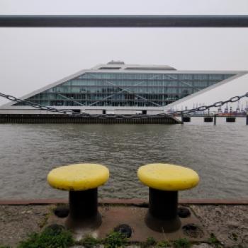 Ein letztes Hafenpanorama auf der Tour wartet dann nach einer steilen Abfahrt wieder direkt am Wasser mit dem spektakulären Bürogebäude Dockland - (c) Gabi Vögele