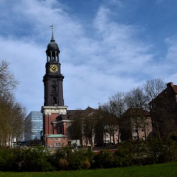 und die Landungsbrücken in die Hamburger City mit dem Michel und dem Rathaus - (c) Gabi Vögele