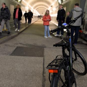 Danach geht die Radtour erst einmal in den Untergrund, in den alten Elbtunnel - (c) Gabi Vögele