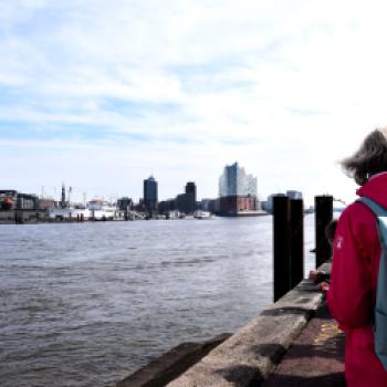 Auf der anderen Seite der Elbe angekommen, bietet eine Aussichtsplattform den vielleicht besten Panoramablick - (c) Gabi Vögele