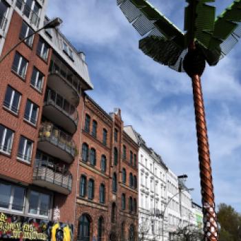 Der Antonipark an der Hafenstraße spiegelt mit Kunstobjekten wie stählernen Palmen das kreative Flair - (c) Gabi Vögele