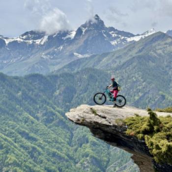 Der beeindruckenste Aussichtsfelsen im Tal liegt am Einstieg zu den Elva Trails - (c) Christine Kroll