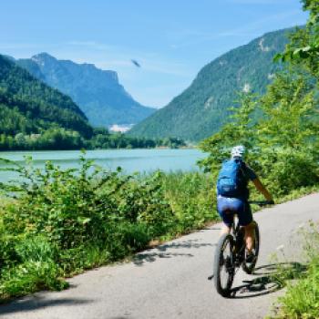 Bad Reichenhall: Jenseits von Thermalbad und Saline lockt am Fuße der „Schlafenden Hexe“ eine wildromantische Bergwelt zum Radeln und Mountainbiken - (c) Armin Herb