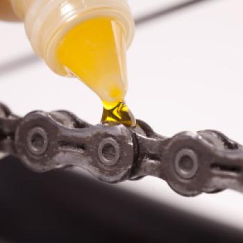 Der Fahrradfrühling startet, jetzt heißt es: den Winterdreck vom Rahmen putzen, Schrauben nachziehen und die Kette ölen - (c) ADFC