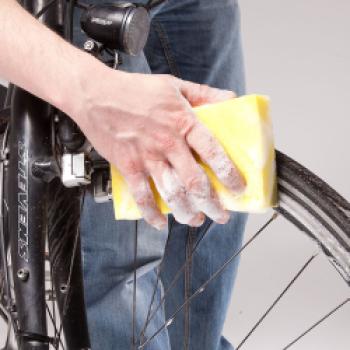 Der Fahrradfrühling startet, jetzt heißt es: den Winterdreck vom Rahmen putzen, Schrauben nachziehen und die Kette ölen - (c) ADFC