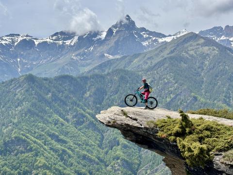 Der beeindruckenste Aussichtsfelsen im Tal liegt am Einstieg zu den Elva Trails - (c) Christine Kroll
