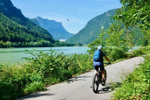 Bad Reichenhall: Jenseits von Thermalbad und Saline lockt am Fuße der „Schlafenden Hexe“ eine wildromantische Bergwelt zum Radeln und Mountainbiken - (c) Armin Herb