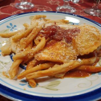 Der typisch cilentanische Pranzo, eine hausgemachte köstliche Pastavariation mit Fusilli, Ravioli, mit delikater Ricotta gefüllt, dazu ein klassischer Sugo aus sonnengereiften Tomaten und etwas geriebenem Parmigiano - (c) Susanne Wess