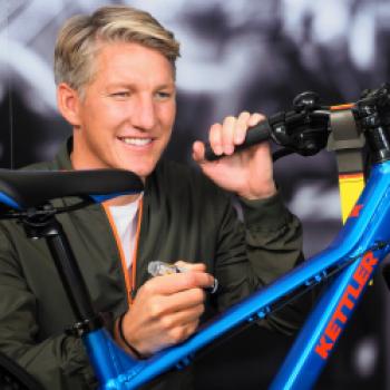 Bastian Schweinsteiger signiert ein Jugendrad der neuen KETTLER-BS-Edition