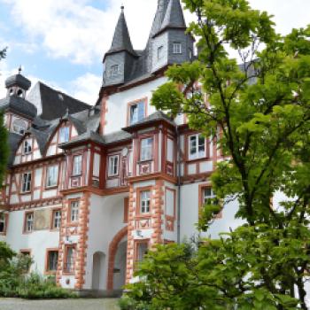 Neben Fachwerkbauten gilt es in Hungen besonders das schöne Schloss und den Schlossgarten zu bewundern - (c) Gabi Vögele