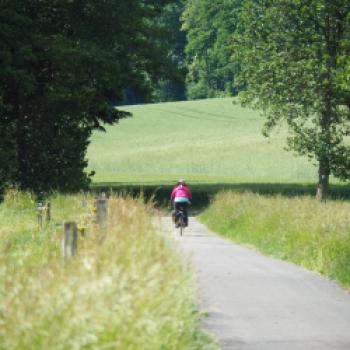 Auf dem Schwalmradweg genießen wir den Weg durch Felder und Wiesen, durch kleine Dörfer und entlang der Schwalm - (c) Jörg Bornmann