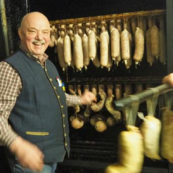 Inhaber, Küchen- und Metzgermeister Hans Schmidt hat hier ein Paradies für Liebhaber regionaler Küche geschaffen - (c) Jörg Bornmann