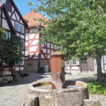 Die über 400 erhaltenen Fachwerkhäuser und die vielen verwinkelten Gässchen verleihen der historischen Altstadt von Alsfeld märchenhaften Charme - (c) Jörg Bornmann