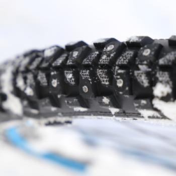 Der Nordic Commuter mit 160 Spikes bringt den notwendigen Grip für Winterfahrten auf Schnee und Eis - (c) Constanze Kiefer-Volle