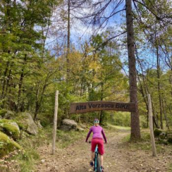 Ein ausgewiesener Mountainbike Weg führt ins Versacza Tal hinein - (c) Christine Kroll