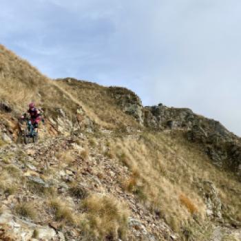 Der Trail vom monte Tamaro führt erst ausgesetzt am Hang entlang - (c) Christine Kroll