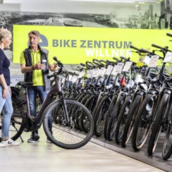 E-Bikes jetzt kaufen?  Der Fachhandel bietet derzeit gute Konditionen – doch Preiserhöhungen für das kommende Frühjahr 2023 sind abzusehen - (c) ZEG