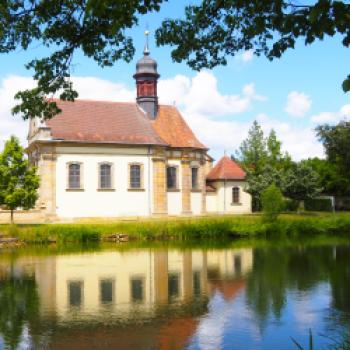Die Kirche von Leuzendorf spiegelt sich im Silbersee - (c) Jörg Bornmann