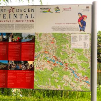 Große ausfürhliche Informationstafeln findet man entlang der Radstrecken - (c) Jörg Bornmann