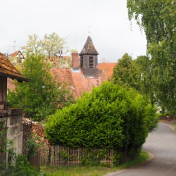 Und immer wieder locken kleine romantische Dörfer zum Verweilen - (c) Jörg Bornmann