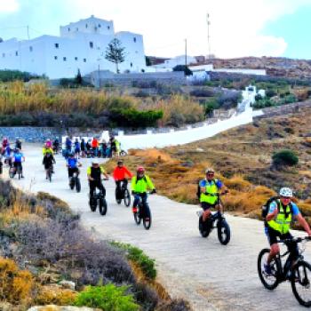 Fast schon exotisch: Radfahren zwischen Blau und Bergen auf der Kykladeninsel Naxos- (c) Lutz Bäucker