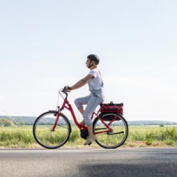 Auf dem Rad durch die Landschaft - bei Hitze lieber schattige Routen auswählen - (c) ADFC