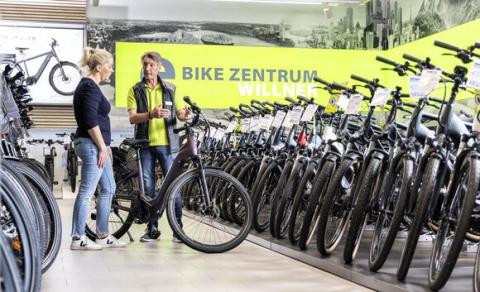 E-Bikes jetzt kaufen?  Der Fachhandel bietet derzeit gute Konditionen – doch Preiserhöhungen für das kommende Frühjahr 2023 sind abzusehen - (c) ZEG