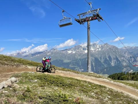 Der flowige Zirmtrail bietet perfekte Aussicht - (c) Christine Kroll