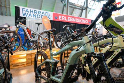 Von Wandertouren bis Radabenteuer: Die Fahrrad & WanderReisen in Halle 9 macht Lust auf Naturerlebnisse - (c) Landesmesse Stuttgart GmbH & Co. KG