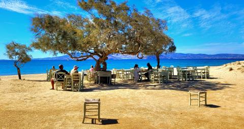 Fast schon exotisch: Radfahren zwischen Blau und Bergen auf der Kykladeninsel Naxos- (c) Lutz Bäucker