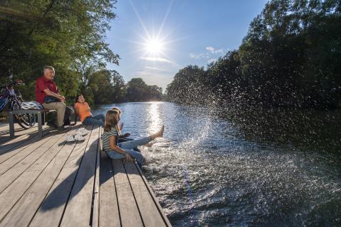 Pause machen und abkühlen, wie hier auf der ADFC-Qualitätsroute Eder-Radweg - (c) TSWE-Kappest-Fotografie